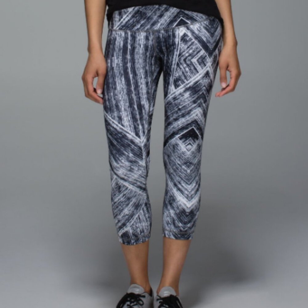 Lululemon Wunder Under Crop II Pant Leggings Black White Geometric EUC Small 4